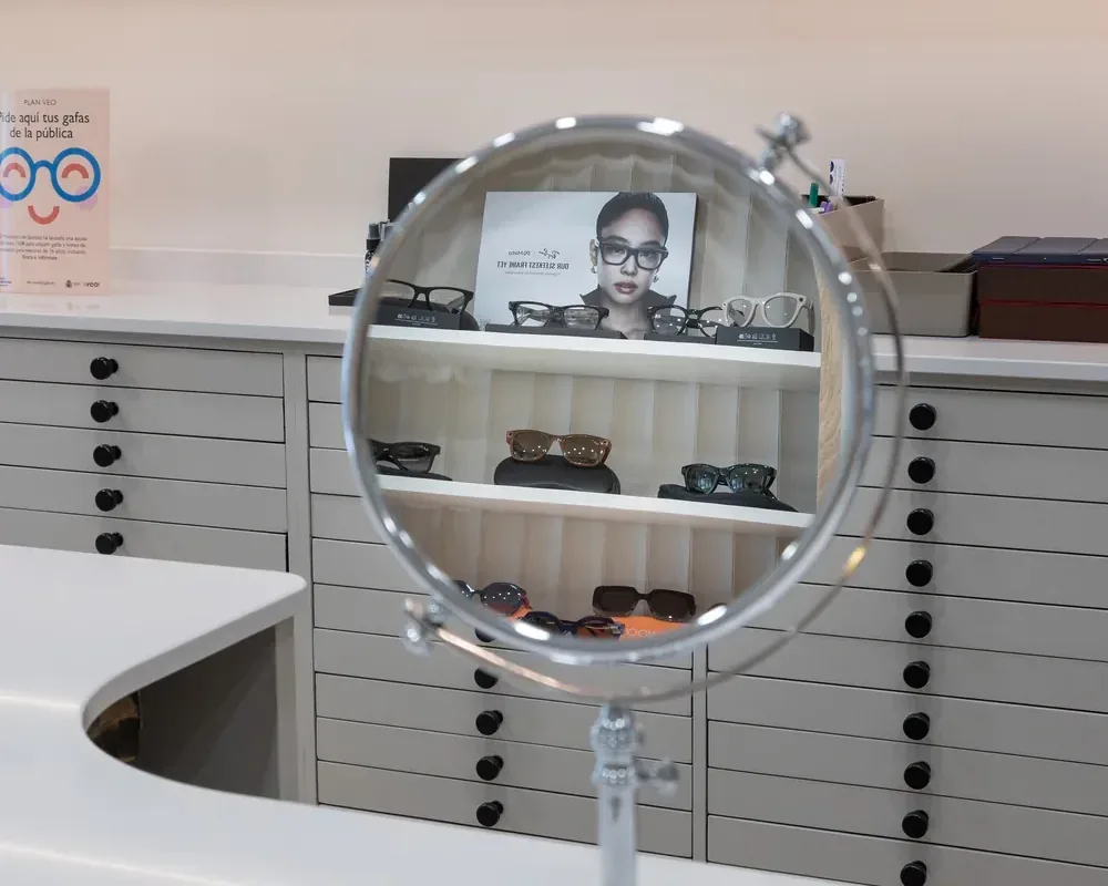 Bezeroa Optika Eguren-en betaurreko-erakusketaren aurrean betaurrekoak probatzen